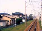 Nishitetsu-Konzern, Kaizuka-Linie (1067mm-Spur): Noch knapp 2 Wochen fährt die Bahn durch die kleinen Küstensiedlungen östlich von Fukuoka. Blick durch die verglaste Führerstandrückwand von Triebwagen 616 auf die heute vollständig verschwundene Strecke bei Hanami, 16.März 2007. 