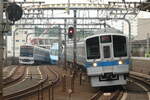 Odakyû Konzern serie 2000  Not in Service  fährt am Bahnhof Gôtokuji vorbei. Die Züge auf der linken Seite sind die Serien 3000 und 60000. 19.05.2024