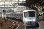 Die Odakyû Serie 5000  Mokoron  kommt am Bahnhof Gotokuji an.