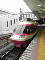 Odakyū 10000 series HiSE (High-decker/High-grade/High-level Super Express) in Odawara vor der Weiterfahrt nach Shinjuku.
