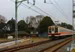 Für seinen Regionalverkehr weit ausserhalb von Tokyo benutzt der Tôbu-Konzern gern die Zweiwagenzüge Serie 6100, wie hier Zug 6155 in den Bauernhäusern von Niregi.