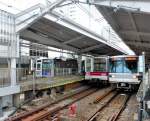 Seibu Konzern / Tôbu Konzern / Tôkyô Metro: Im Bahnhof des Tôkyû-Konzerns in Naka Meguro, Tokyo, wartet am 18.Oktober 2013 rechts ein U-Bahnzug der Hibiya-Linie (Nr.