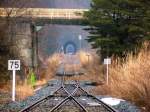 Kesennuma-Linie, Yanaizu: Nutzlos steht die Geschwindigkeitstafel (75) am Ende des Bahnhofs, von wo aus heute die Strecke zerstört ist.