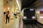 Serie 305, Gleichstromzüge auf der japanischen Südinsel Kyûshû: Zug 305 Nr.3 als Zug der Fukuoka U-Bahn in der Station Hakata.