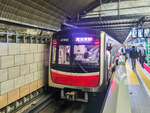 Metro Osaka Zug 31901 auf der Midosuji Line nach Minoh-kayano in der Station Yodoyabashi, 30.04.2024.