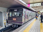 Metro Osaka Zug 22609 auf der Tanimachi Line nach Yao-minami in der Station Shitennoji-mae Yuhigaoka, 01.05.2024.