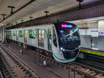 Metro Tokyo Zug 2042 auf der Hanzomon Line in der Station Kudanshita, 21.04.2024.