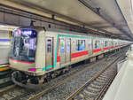 Metro Tokyo Zug 5002 mit einem Zug der Hanzomon Line in der Station Oshiage Skytree, 21.04.2024.