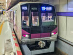 Metro Tokyo Zug 08006 mit einem  Local  auf der Hanzomon Line nach Chuo-Rinkan in der Station Oshiage Skytree, 21.04.2024.