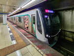Metro Tokyo Zug 2021 auf der Hanzomon Line nach Chuo-Rinkan, 22.04.2024.