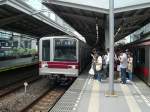 Tôbu-Konzern Serie 2xxxx / Tokyo Metro Hibiya-Linie: Zug 21810 des Tôbu-Konzerns wartet im Westen von Tokyo an der Anfangsstation der U-Bahn Hibiya-Linie auf seine Fahrt unter Tokyo hindurch; er wird dann weit nach Norden über die eigenen Tôbu-Strecken weiterfahren. Serie 2xxxx sind 1988-1997 gebaute Achtwagenzüge (total 24 Züge) für den Einsatz auch auf der Tokyo U-Bahn. Naka Meguro, 2.Juli 2010. 