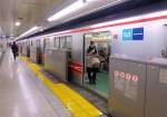 Marunouchi-Linie, Tokyo Metro: Blick ins Innere eines Wagens.