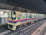 Tokyo Toei Subway Zug 9795 mit einem  Local  auf der Shinjuku Line nach Motoyawata in der Station Kudanshita, 21.04.2024.
