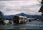 Die Strassenbahn von Kyoto. Dstere Schneewolken hngen ber der Stadt und den Bergen ringsum. Wagen 1848 berquert gleich die Brcke Kitaji-bashi, 15.Feb.1977. 1848 gehrt zur Serie 1801-1870, die ab 1968 aus Umbau von Wagen von 1950-1953 entstanden. 