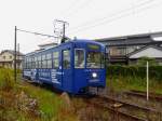Takaoka Manyô-Linie, alte Wagen Serie 7070: Wagen 7076 wirbt für eine Privatuniversität in einer benachbarten Stadt; die Buchstaben CDP stehen für  Career Development Program .