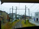 Takaoka Manyô-Linie, neue Wagen Serie 1000: In Wagen 1001 auf der früheren Strecke der Ueberlandbahn im Hafengebiet von Shinmachi-guchi, 25.Oktober 2013.