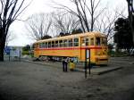 Serie 6000: Zwischen 1947 und 1952 wurden 290 Wagen dieser Serie gebaut. Nach der Stilllegung der Strassenbahn Tokyo 1972 mit Ausnahme der Arakawa-Linie wurden 13 Wagen dieser Linie zugeteilt. Der letzte musste wegen strengeren Sicherheitsvorschriften (Bremsen) 2000 ausser Dienst genommen werden. Hier steht Wagen 6191 im Verkehrspark des Gesundheitszentrums von Tokyo-Fuch, 3.Mrz 2010. 