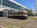 Japan, Toyama, 03.08.2024 Tram der Toyama-Line unterquert den Zentral-Bahnhof