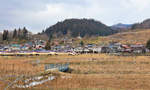 Durchfahrt eines Yamagata Shinkansen im Bergdorf Uzen Nakayama im Hochland von Yamagata.