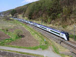 Abstieg aus den japanischen Alpen. Der Expresszug aus Matsumoto nach Tokyo ist aus einer Hauptkomposition Serie 353 (9 Wagen) und davor einem Zusatzmodul (3 Wagen) gebildet. Bei Aoyagi, 20.April 2022 