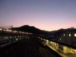 Serie 115 des zentraljapanischen Hochlands: Am Rande von Tokyo nach Sonnenuntergang beginnt der Zug mit Endwagen KUMOHA 115-305 seine Fahrt in die Berge hianuf.