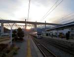 Serie 257: Bei Sonnenuntergang fährt ein 11-Wagenzug in Okaya ein.