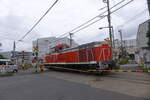 DE10-1704 im der nähe  JFE Technos Tokyo Rail Center Workshop  auf Etchūjima-Nebenstrecke, 06.07.2018, (2)