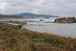 JR East Japan, Serie 400: Ein nach Norden fahrender Zug (Zweiwagenzug GV-E401-17 + -402-17) erklimmt die steile Küste von Fukaura, im Nordwesten von Japan.