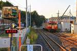 Triebzug  Accum  mit Energiebezug aus Energiespeicher: An der Kreuzungsstation Ôgane kommt der andere Zug in Form von zwei Dieseltriebwagen Serie KIHA 40 (gebaut späte 1970er Jahre)