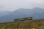 An der höchstgelegenen Bahn Japans: Aufstieg des Triebwagenpaars KIHA 110-114 und -115 auf die Ko-umi Linie oberhalb Kobuchizawa, 21.April 2022 