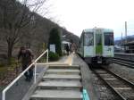 Die KIHA 110 der Koumi-Linie, Japans höchstgelegener Bahnlinie: Beim Aufstieg an der Nordseite des Passes wartet ein Zug mit zwei KIHA 110 in Yachiho eine Kreuzung ab.