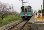 In den japanischen Alpen - Zug E 127-111 hält in Azumi Kutsukake.