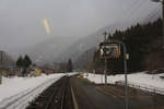 An der Querverbindung vom Pazifik zum Japanischen Meer via der Yamagata Hochebene. Eigentlich wollte ich hier einen der spärlichen Lokalzüge aufnehmen, aber angesichts der eisigen Kälte blieb ich im Wagen und photographierte ihn halt im Spiegel. Zweiwagenzug mit KIHA 111 Nr.220 am Schluss, Semi Onsen, 17.März 2019 