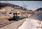 Serie 169: Ein Zug wird die Usui-Rampe hinaufgeschoben. Diese Rampe (11,2 km lang; 66,7 Promille Steigung) wurde 1893 als Zahnradstrecke eröffnet und 1963 durch eine neue, mit Schiebe- und Bremslokomotiven (EF63) operierende Strecke ersetzt. Mit Eröffnung des Nagano-Shinkansen (1997), der die Steigung in einem sehr langen Tunnel bewältigt, wurde die wilde und pittoreske Usui-Rampe stillgelegt. Aufnahme von einem Zug mit Steuerwagen KUHA 169-6 unterhalb Karuizawa, 7.Februar 1973. 