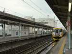 Serie 257: An einem Regentag kann Japan ungeheuer trüb sein. In dieser Atmosphäre fährt KUHA 257-507 an der Aussenseite der Bôsô-Halbinsel in die Station Mobara ein. 11.November 2011.