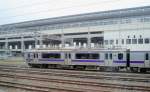 Serie 701 des Bezirks Morioka - im Schatten des Shinkansen: Der Bau des  Hochgeschwindigkeitszugs Shinkansen hat eine ungeheure Zubetonierung der meist dörflichen Landschaft Nordost-Japans mit sich gebracht. Hier steht Zug 701-1012 unterhalb des Shinkansen-Bahnhofs auf den alten Gleisen von Ichinoseki, 9. Juli 2010. 