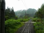 Serie 701 des Bezirks Akita - auf der alten Haupttransversale Tokyo-Yamagata-Akita: Beim Scheiteltunnel zwischen den Präfekturen Yamagata und Akita.