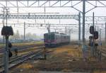 Serie 701 des Bezirks Akita - auf der Nordwest-Hauptlinie: In dieser Gegend am Japanischen Meer gibt es sehr viel Niederschlag (Regen und Schnee) und Nebel. Bild: Ausfahrt des Zuges 701-24 in den Nebel. Akita, 4.November 2013. 