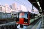 Serie 253: Ein Narita-Express zum Internationalen Flughafen Narita mit dem Green Car (Erstklasswagen) KURO 253-10 an der Spitze steht abfahrbereit in Tokyo-Shinjuku, 9.April 1999. 