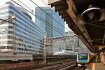 Tokyo S-Bahn, Serie 233: Whrend ein Zug der Keihin-Thoku-Linie (Steuerwagen KUHA 233-1027) in Yrakuch mitten in der Tokyo City hlt, braust daneben ein Shinkansen vorbei.