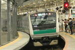Shōnan-Shinjuku Linie - Yokosuka Linie - Sōtetsu Linie, Nahverkehrszug Fahrtnummer 131M von Shinjuku Bf nach Ebina Bf mit der Baureihe E233-7000(Einheit-Nr.138), im 18.06.2022, JR Musashi-Kosugi Bf.