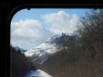 Lokalverkehr in Ost-Hokkaido: Blick aus dem mittleren Frontfenster von KIHA 54 514 (öffentlich zugänglich) direkt auf den Vulkan  Schwefelberg  (Iôzan, in der Ortssprache Atosanupuri).