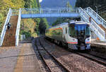HC 85 Hybrid-Züge von JR Tôkai (JR Central): Ein Zug, geführt vom Zweiwagenset D106, fährt im Bergdorf Yakeishi ein. Vor allem in den Bergen ist die Ueberalterung der Bevölkerung deutlich sichtbar. 7.November 2023 
