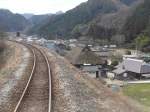 Die KIHA 120 des westjapanischen Hochlandes - Fahrt im KIHA 120-328:Bei der Einfahrt ins Dorf Mimasaka Kawai steht noch ein Bauernhaus mit Strohdach; in den letzten Jahrzehnten sind Strohdächer