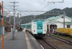 Serie 381,die Originalserie mit neigbarem Wagenkasten:　Ein  Kuroshio -Express mit Steuerwagen KUHA 381-501 fährt in der Station Koza ein, 24.Februar 2009.