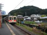 Serie 105 - im  Triebwagen KUMOHA 105-501 in den wilden Süden der Kii Halbinsel: Der ehemalige Tokyo-S-Bahnwagen steht mit seinem Steuerwagen im Dörfchen Koza, 24.Februar 2009.