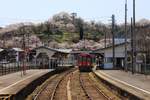 Triebwagen KIHA 120-207 im Städtchen Kisuki am Fusse des westjapanischen Hochlands. 30.März 2018 