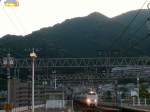 Serie 683: Im letzten Abendlicht kommt in Ôtsukyô ein langer Zug aus 3+3+6 Wagen von Osaka und Kyoto her durch den langen Tunnel zum Biwa-See gefahren. 24.September 2009.  