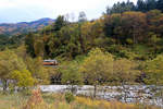 An der Ôito-Linie von Itoigawa am Japanischen Meer hinauf in die Bergdörfer: Triebwagen KIHA 120-329 in herbstlicher Landschaft, bei Minami Otari. 4.November 2018  