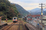 An der Ôito-Linie von Itoigawa am Japanischen Meer hinauf in die Bergdörfer: Triebwagen KIHA 120-341 im kleinen Dorf Nechi, 4.November 2018 